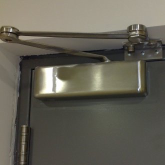 Πιο κοντά σε μια μεταλλική πόρτα