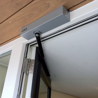 Πιο κοντά σε μια πλαστική πόρτα