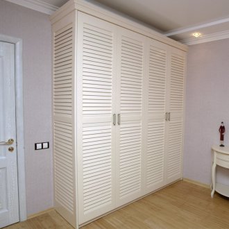 Πύλη από το ντουλάπι στην κρεβατοκάμαρα