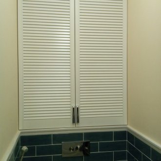 Ντουλάπι με θολωτές πόρτες στην τουαλέτα