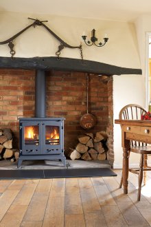 Ξύλινο σαλόνι με μεταλλικό τζάκι