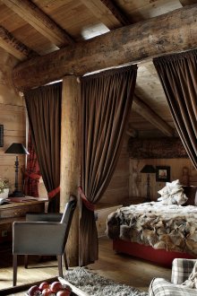 Ρουστίκ κρεβατοκάμαρα με κουρτίνες