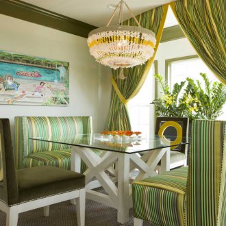 Πράσινες ριγέ κουρτίνες