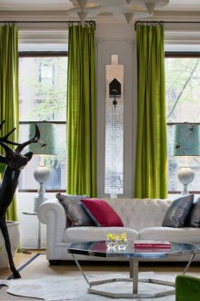 Πράσινες κουρτίνες σε ψηλό παράθυρο