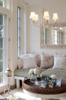 Σαλόνι με στυλ Provence με θέα στον κήπο