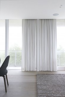 Tende bianche a soffitto