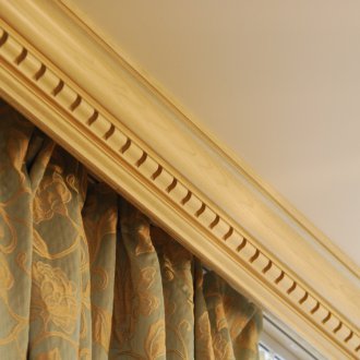 Κουρτίνες οροφής σε ξύλινη σανίδα