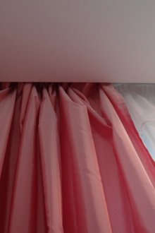 Κουρτίνες οροφής σε ένα κρυφό άκρο