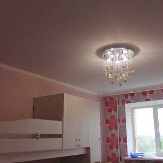 Οροφή από σατέν στην οροφή του σαλονιού στον παιδικό σταθμό