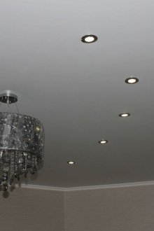 Οροφή από σατέν με προβολείς