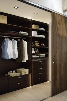 Ξύλινες πόρτες στο ντουλάπι