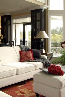 Σαλόνι σε στιλ εξοχικής κατοικίας σε συνδυασμό με κουζίνα και τραπεζαρία