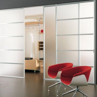 Γυάλινες πόρτες στο ντουλάπι