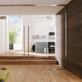 Ανοιγόμενη πόρτα στο διάδρομο