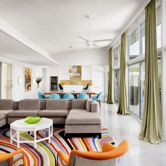 Σύγχρονες κουρτίνες σε πανοραμικό παράθυρο