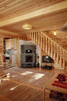 Καθιστικό με τζάκι σε ρωσικό στυλ ρουστίκ