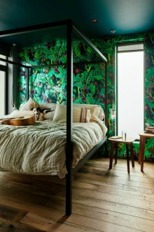 Πράσινη ταπετσαρία στο εσωτερικό του διαμερίσματος