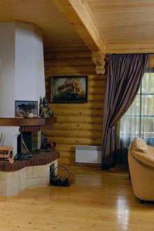 Μεγάλο σαλόνι με τζάκι σε ρωσικό στιλ