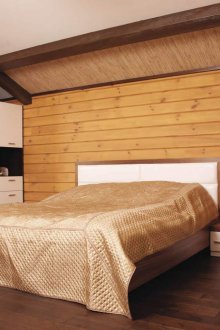 Ξύλινη ταπετσαρία στο υπνοδωμάτιο