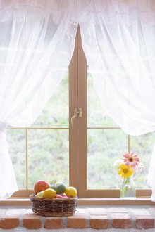 Λευκές κοντές κουρτίνες