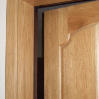 Πλαγιές από laminate σε μια πόρτα