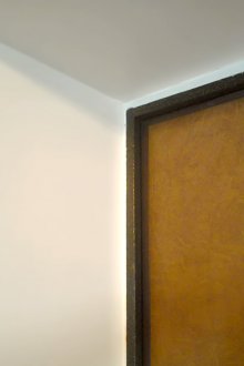 Γύψος επικλινές στην πόρτα