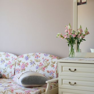 Μονόχρωμη ταπετσαρία στο στυλ της Προβηγκίας