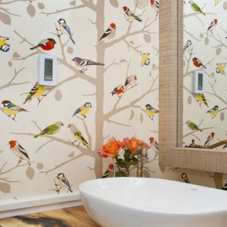 Ταπετσαρία προεξέχει στο μπάνιο