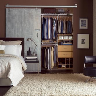 Μεταλλική πόρτα στην κρεβατοκάμαρα