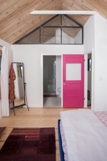 Ροζ πόρτα υπνοδωματίου