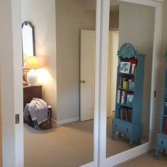 Η πόρτα στην ντουλάπα στην κρεβατοκάμαρα