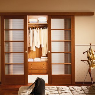 Διπλή πόρτα στο υπνοδωμάτιο