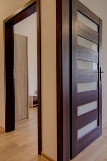 Πόρτα Wenge στην κρεβατοκάμαρα