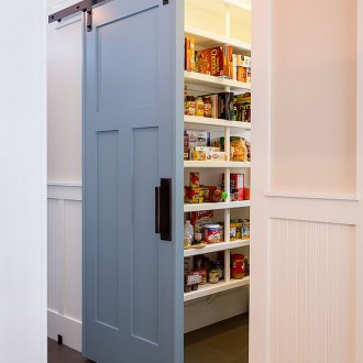 Μπλε πόρτα κουζίνας