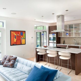 Πλαστική πόρτα στην κουζίνα