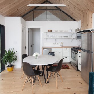 Μπλε πόρτα κουζίνας