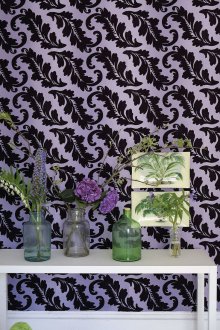 Μωβ ταπετσαρία με μαύρο μοτίβο