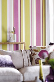 Μωβ ριγέ ταπετσαρία