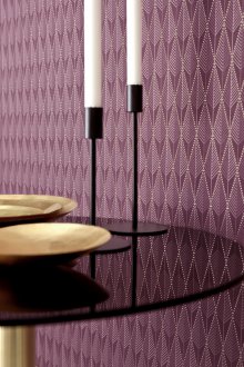 Μωβ ταπετσαρία με μοτίβο