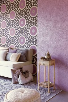 Μωβ ταπετσαρία σε ανατολίτικο στυλ.