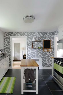 Γκρι ταπετσαρία στην κουζίνα