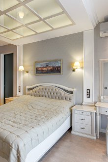 Γκρι ταπετσαρία στο υπνοδωμάτιο