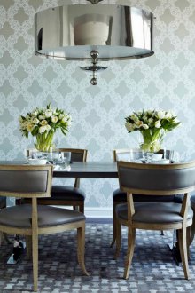 Γκρι ταπετσαρία στην τραπεζαρία