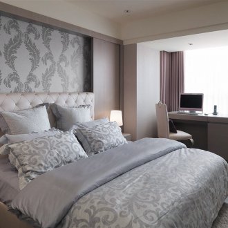 Γκρι ταπετσαρία με μοτίβο