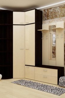 Χρυσή ταπετσαρία κρέμας στο ευρύχωρο διάδρομο