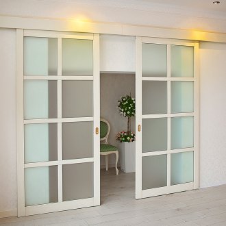 Συρόμενη λευκή πόρτα