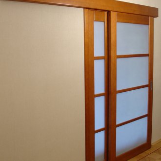 Συρόμενη ξύλινη πόρτα