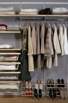 Γκρι ταπετσαρία για το διάδρομο