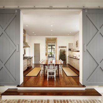 Συρόμενη γκρι πόρτα