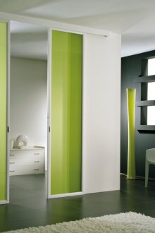 Συρόμενη πράσινη πόρτα